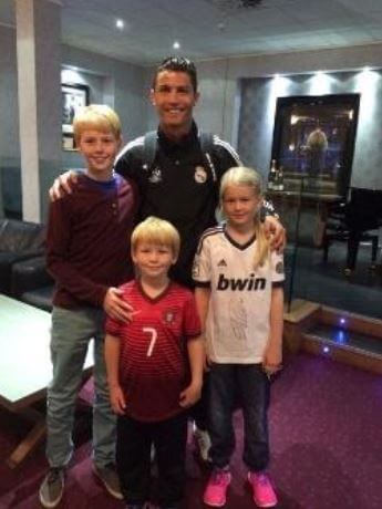 Karna Solskjaer with her siblings and footballer Cristiano Ronaldo.
